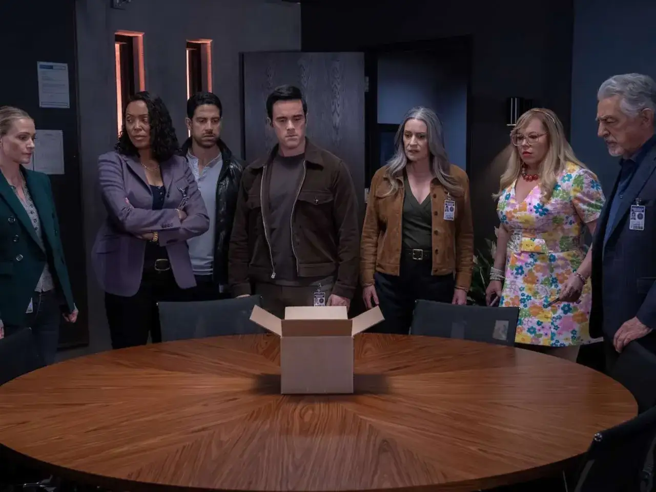 Das BAU-Team versammelt sich um einen Tisch, auf dem eine offene Kiste liegt. Ein neuer Fall f&uuml;r Criminal Minds Staffel 18?