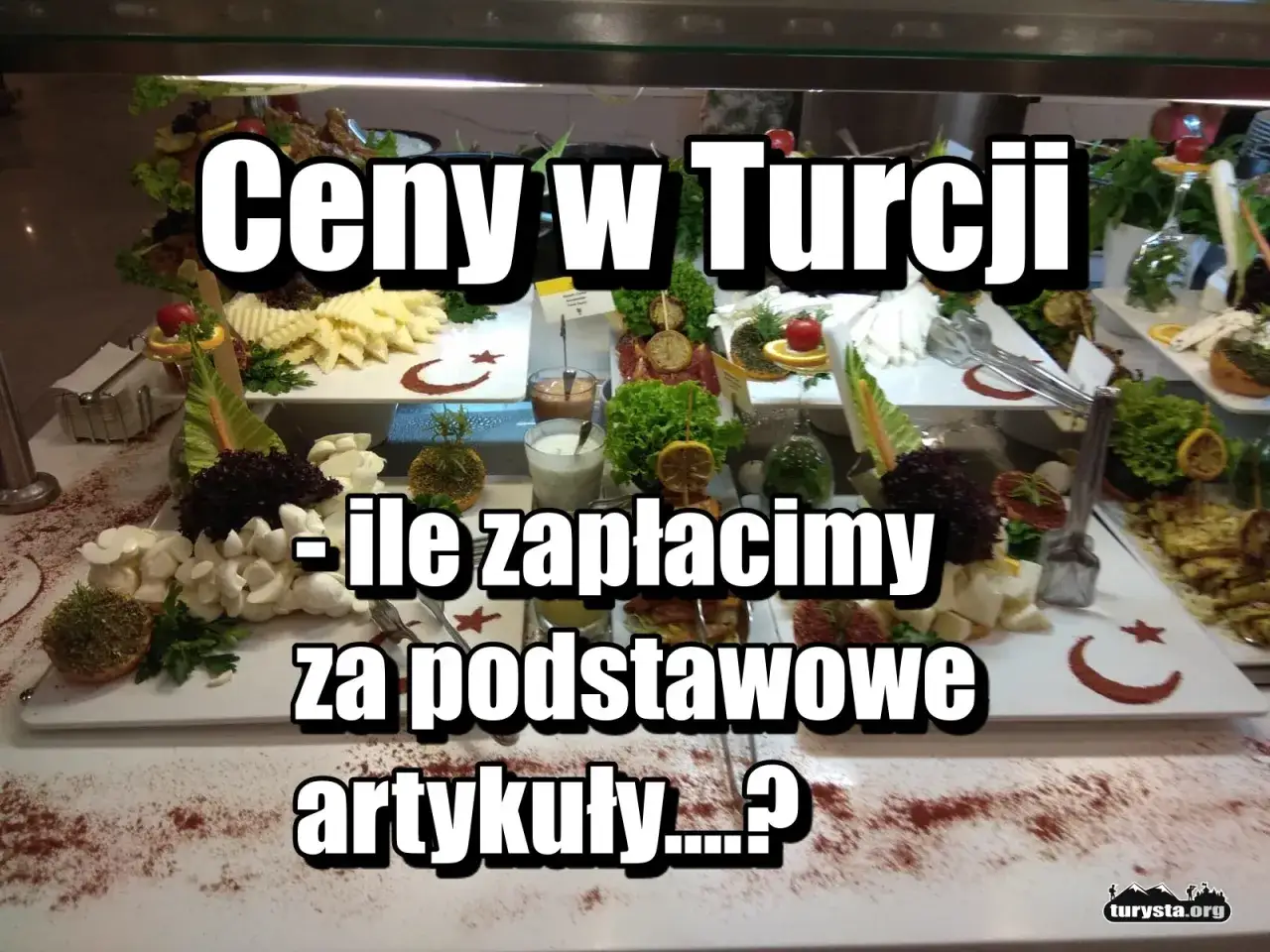 Tureckie ceny w sklepach: ile zapłacimy za podstawowe artykuły? Bufet pełen serów, warzyw i przekąsek.
