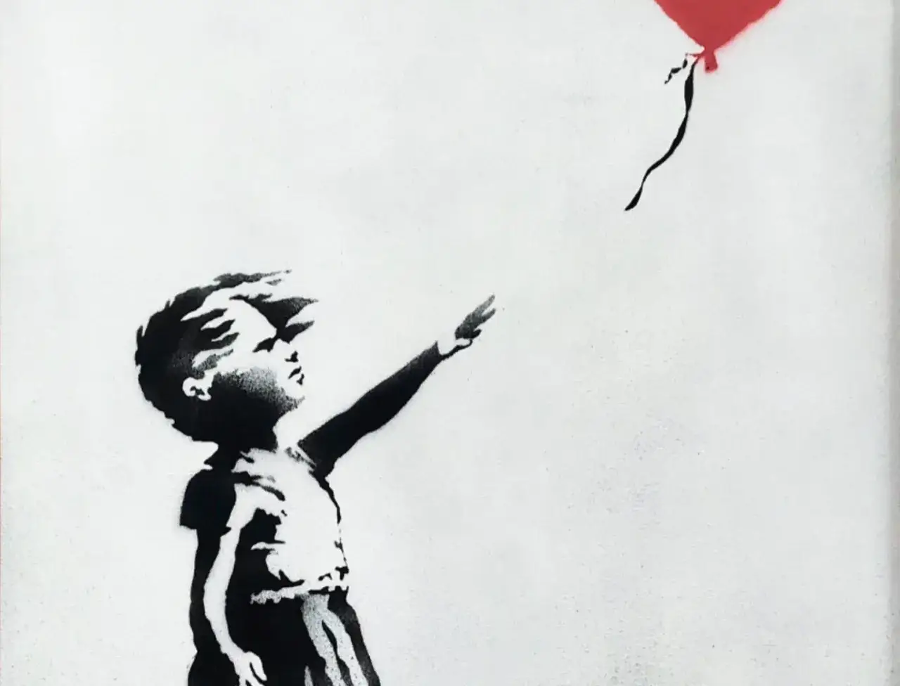 Niña con globo rojo, extendiendo su mano hacia él mientras el viento agita su cabello.