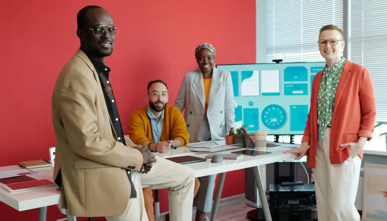 Un equipo de dise&ntilde;adores gr&aacute;ficos actuales colabora en una oficina moderna.