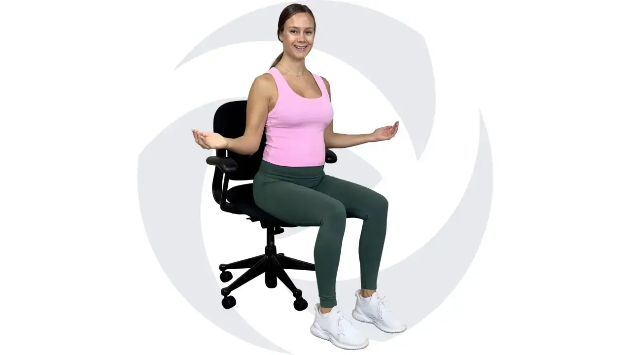 Femme souriante assise sur une chaise de bureau, bras &eacute;cart&eacute;s, pour un moment de sport au bureau.
