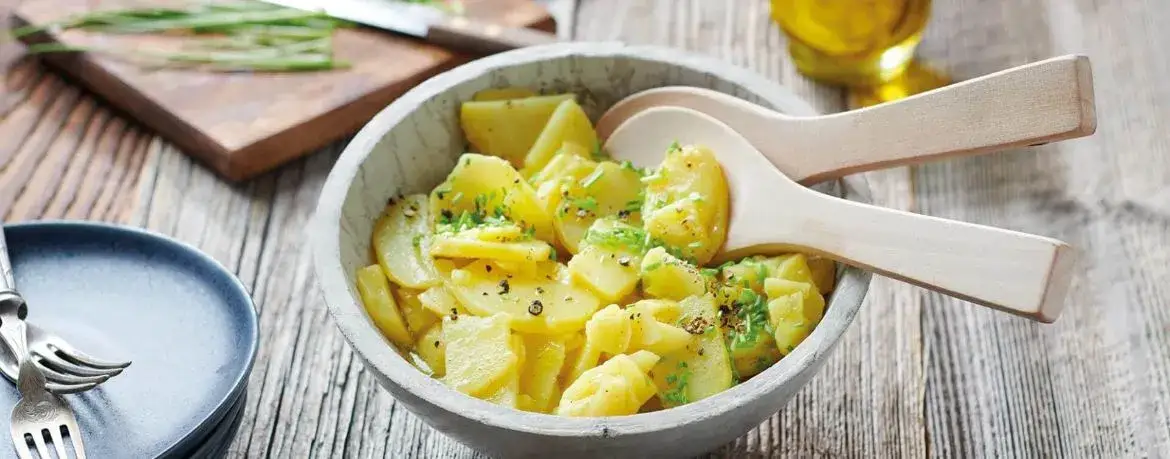 Klassischer s&uuml;ddeutscher Kartoffelsalat mit Essig und &Ouml;l in einer Sch&uuml;ssel