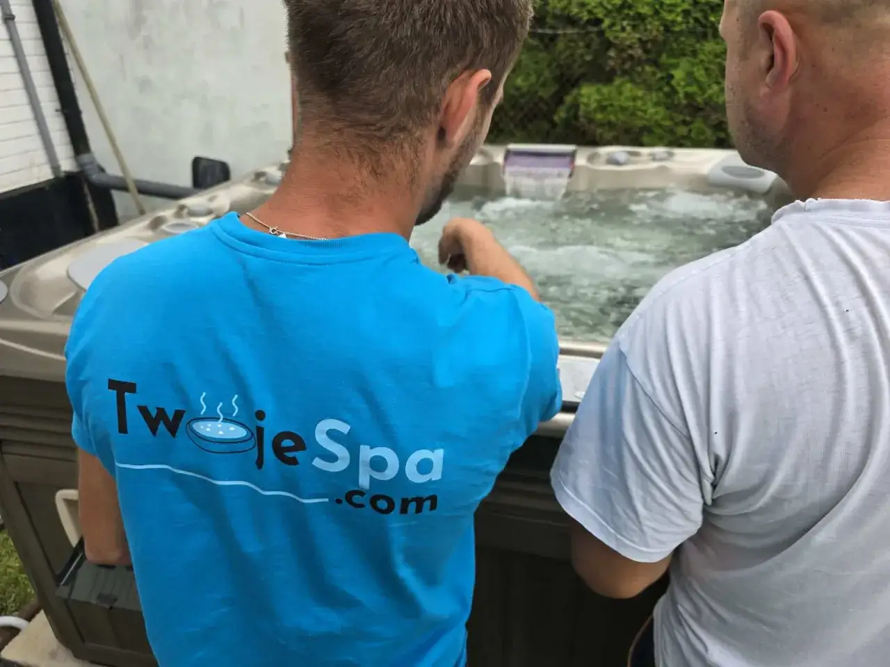serwisant naprawia wannę z hydromasażem