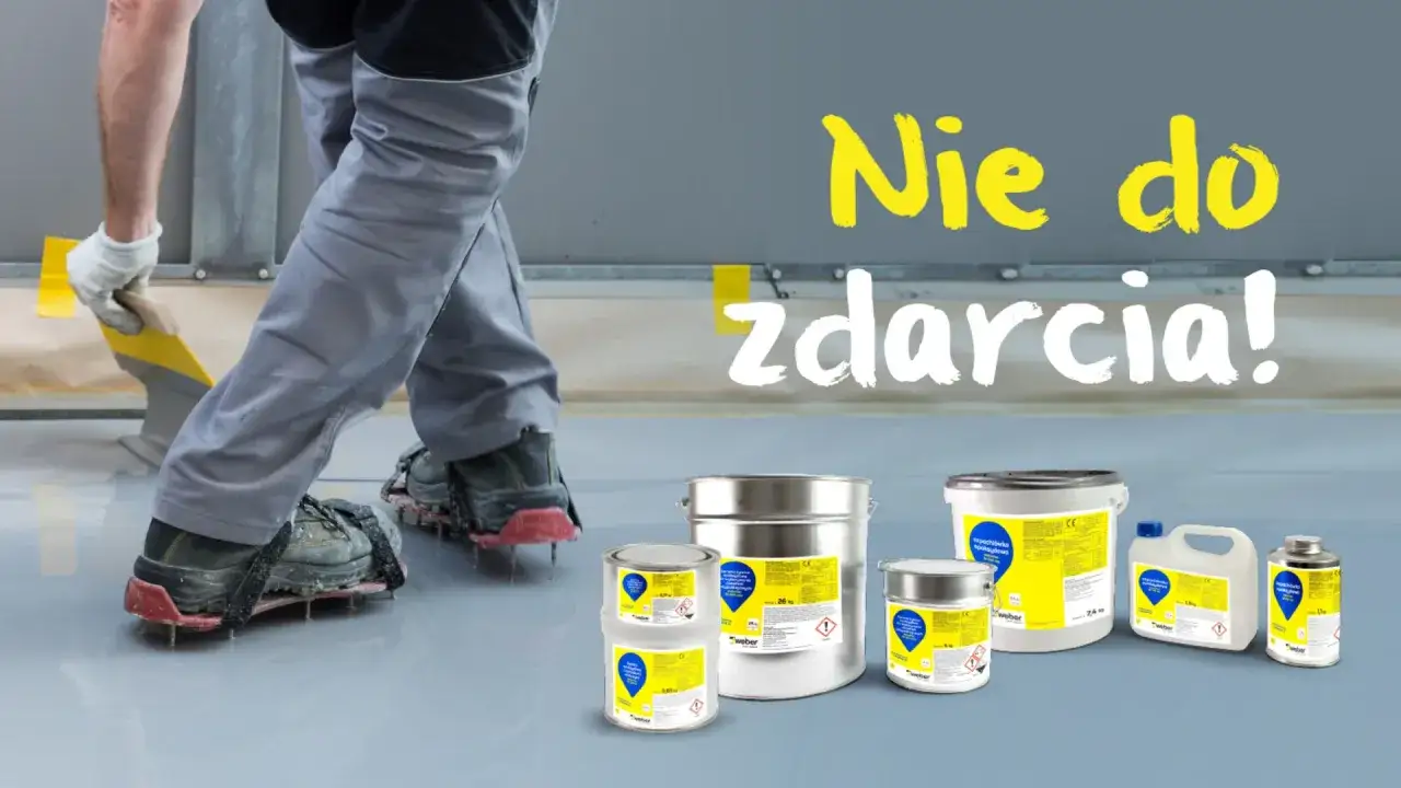Wykonawca w kolcach nakłada posadzkę poliuretanową. Napis