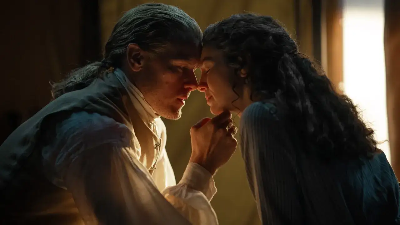 Claire et Jamie, tendres. Combien d'épisodes pour la saison 8 d'Outlander ? L'attente est insoutenable.