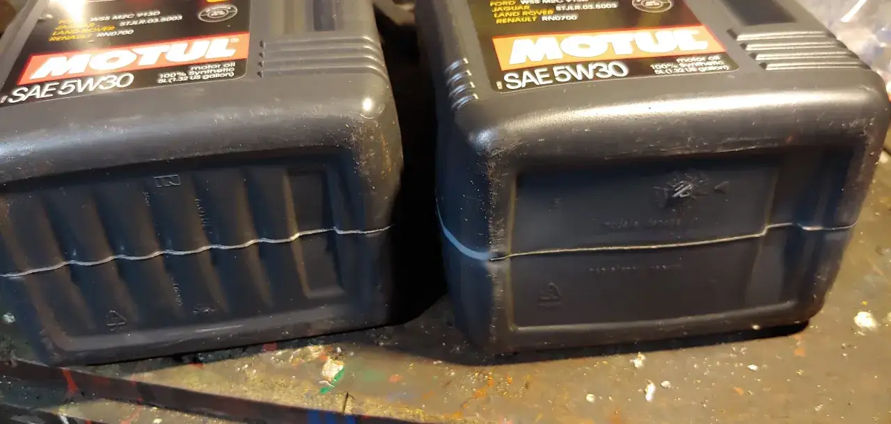 Dwa kanistry oleju silnikowego Motul SAE 5W30. Idealny wybór, by zadbać o swój samochód.