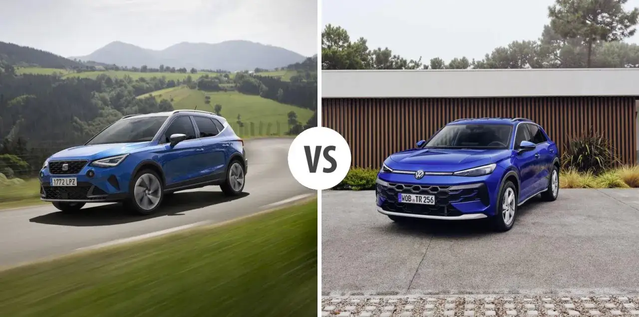Blå Seat Arona körs på en landsväg med gröna kullar i bakgrunden. Bredvid, en annan blå SUV parkerad framför ett modernt hus. En jämförelse för ett seat arona test.