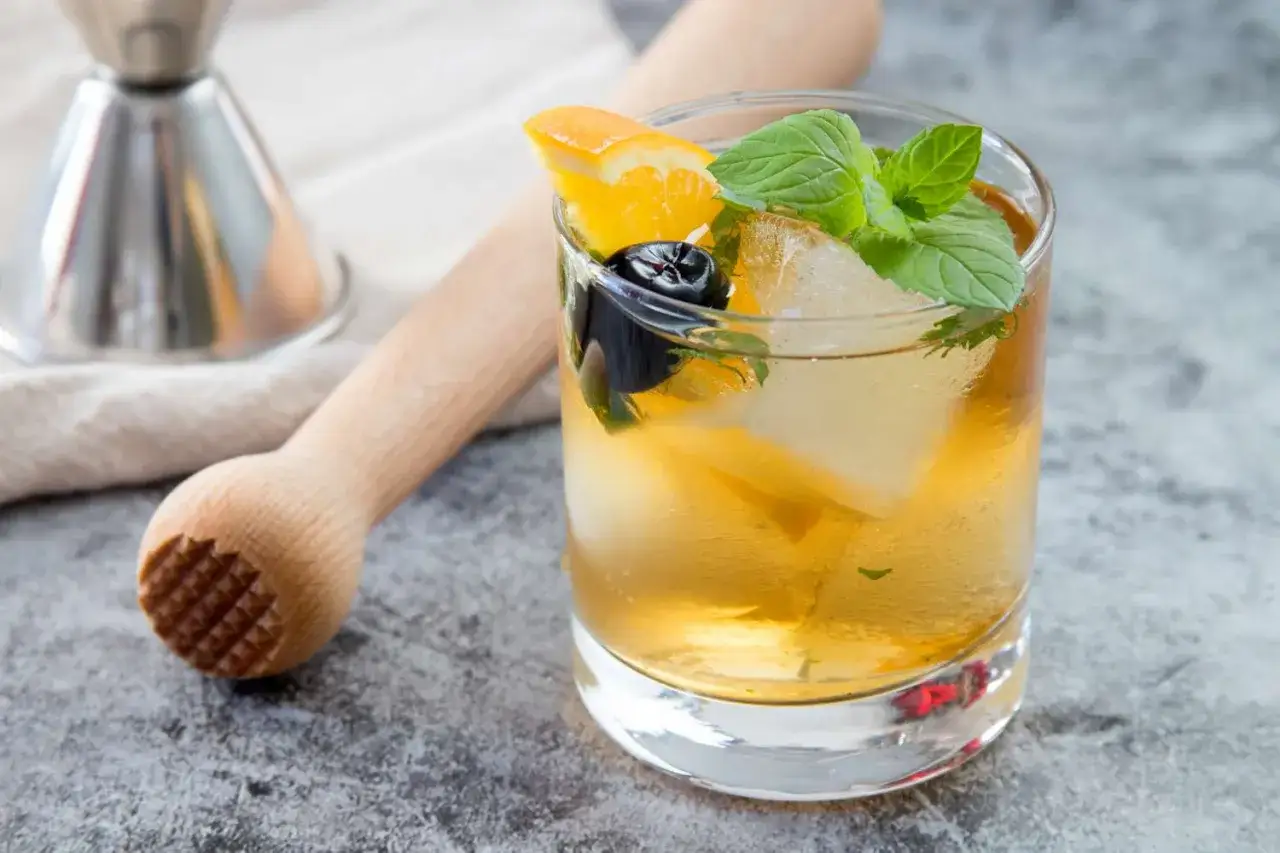 Orzeźwiający drink z pomarańczą, wiśnią i miętą, idealny na letnie popołudnie. Ten **chantre** wygląda wyśmienicie!