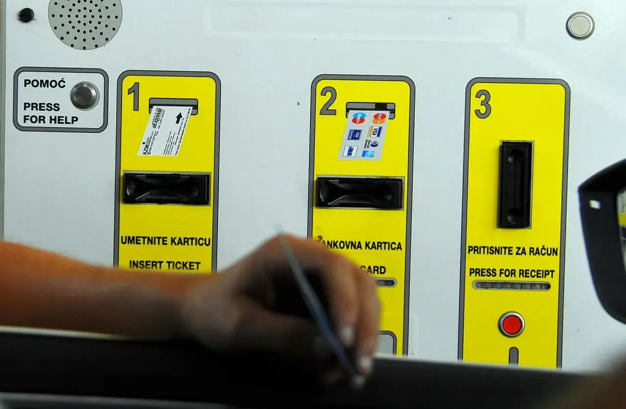 Kupowanie winiety do Chorwacji. Automat do płatności z opcjami włożenia biletu, karty płatniczej i wydruku rachunku.