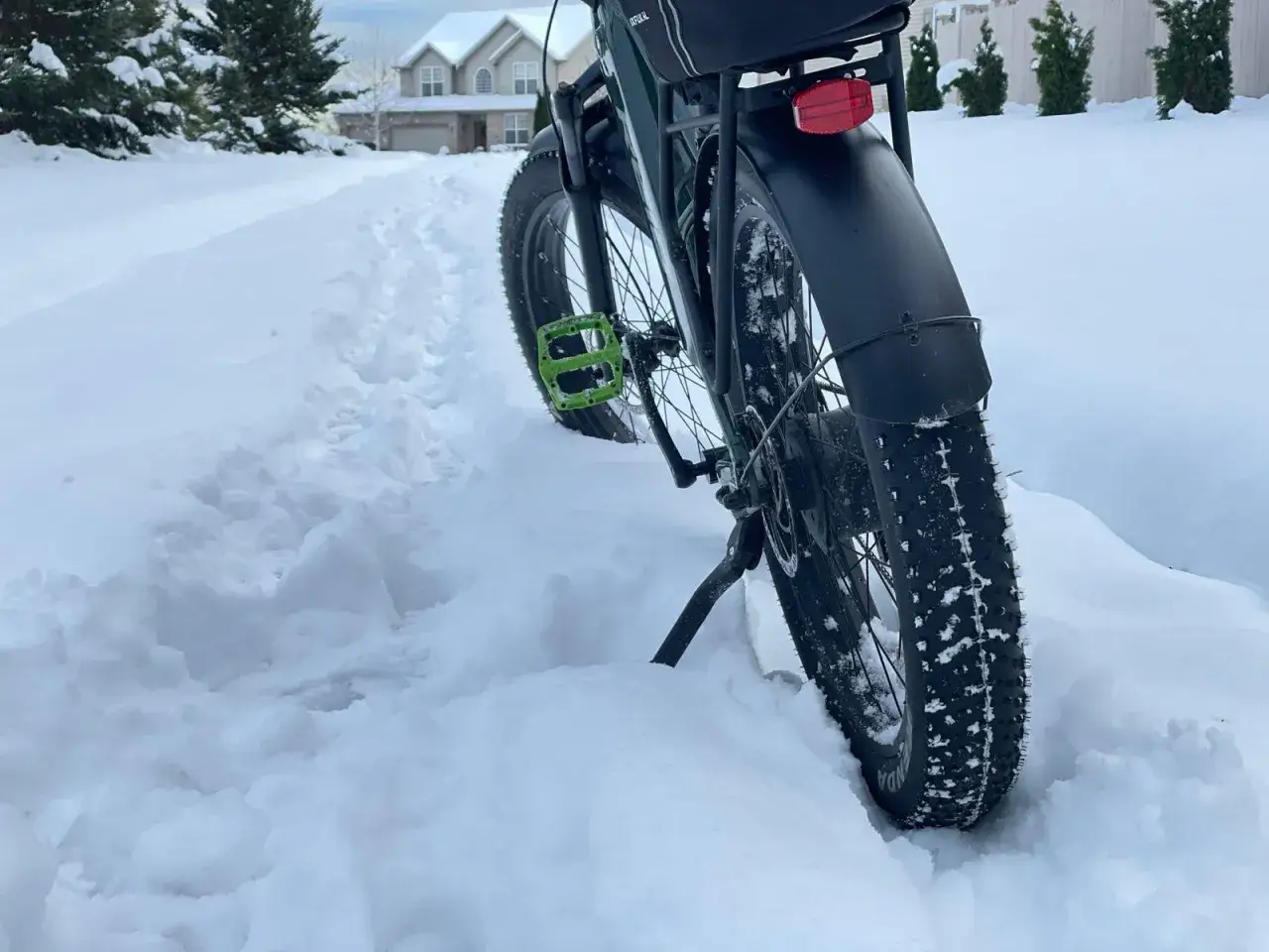 Ein Fatbike mit breiten Reifen bahnt sich seinen Weg durch tiefen Schnee. Perfekt f&uuml;r winterliche Abenteuer!