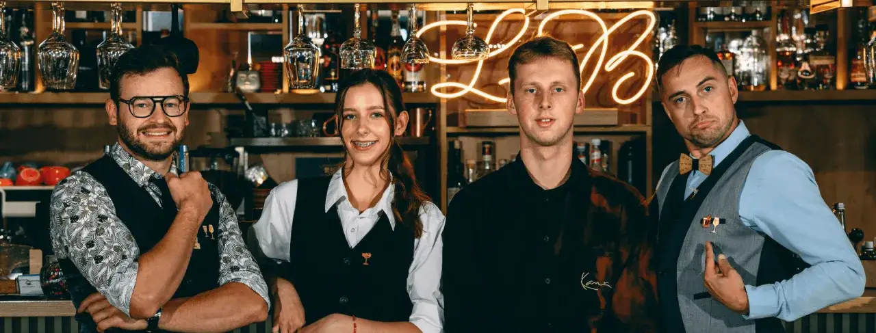 Barman w pracy w Gdańsku