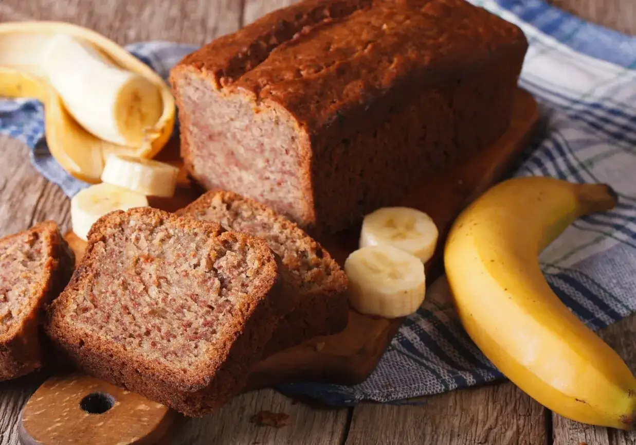 Pyszne ciasto z płatków owsianych i bananów, z dodatkiem kakao. Obok leżą świeże banany i kromki ciasta.