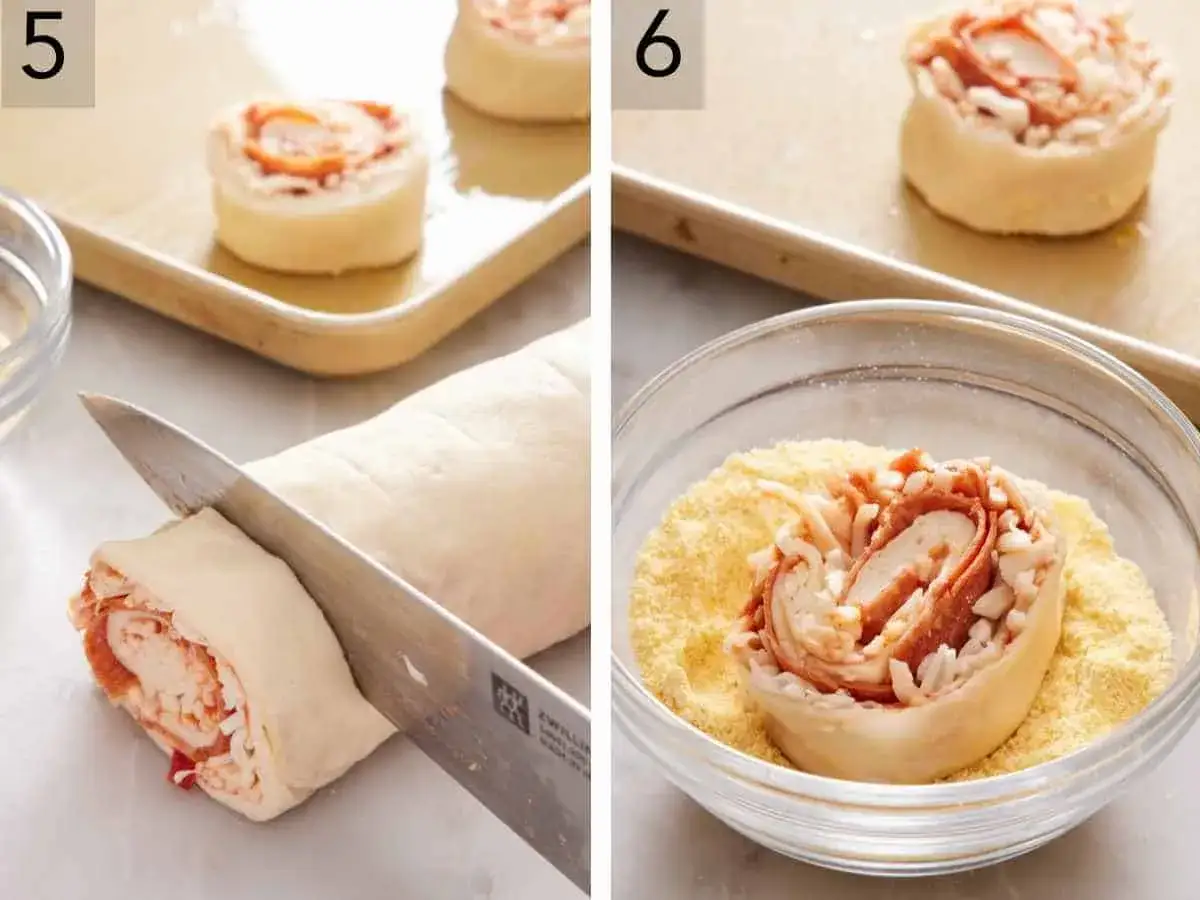 Pizzaschnecken werden aus Pizzateig gerollt und geschnitten. Eine Schnecke wird in gelben Paniermehl getaucht.