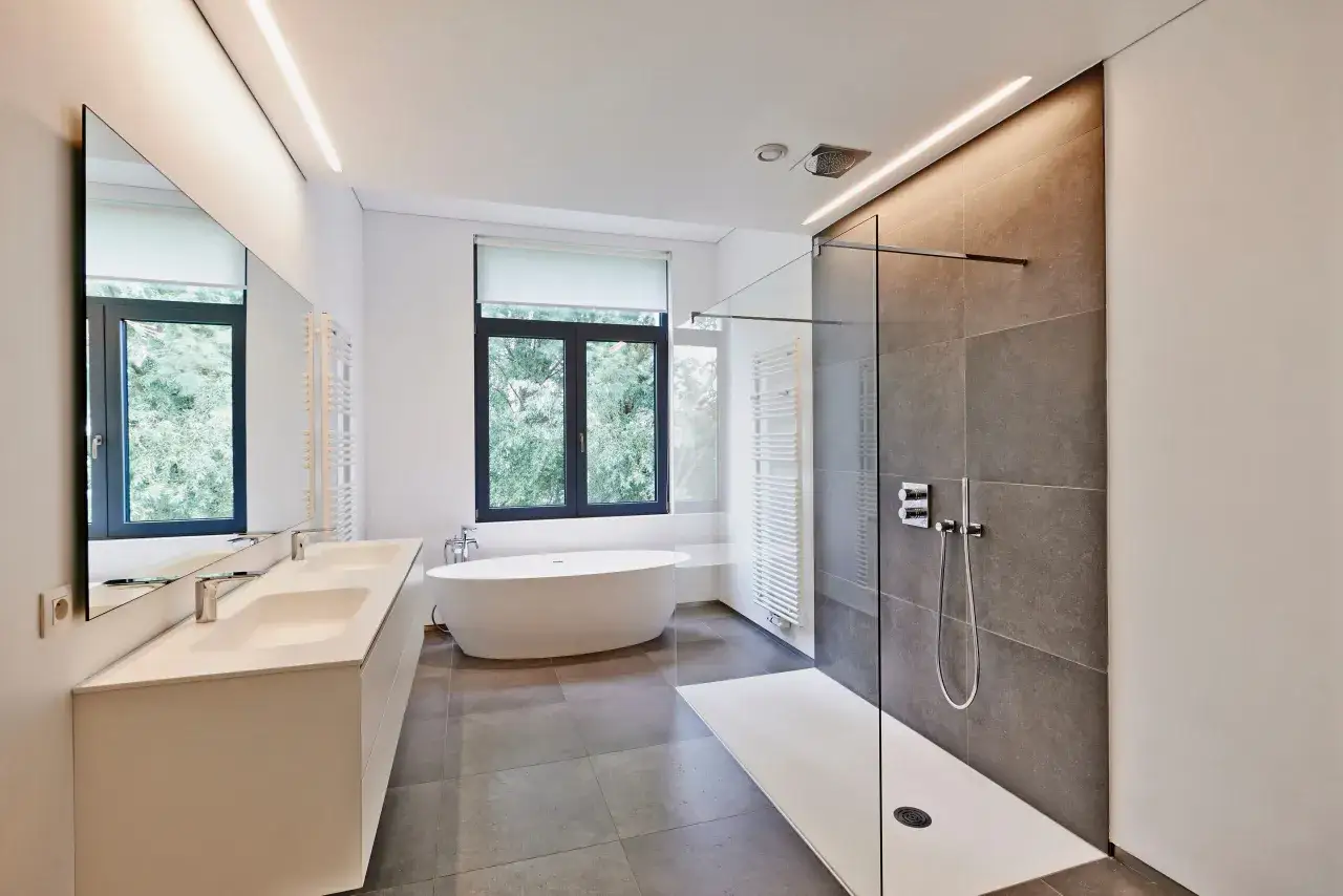 Modernes Badezimmer mit freistehender Wanne, Doppelwaschtisch und bodengleicher Dusche. Die Dusche zu sanieren war eine gute Entscheidung f&uuml;r diesen Look.