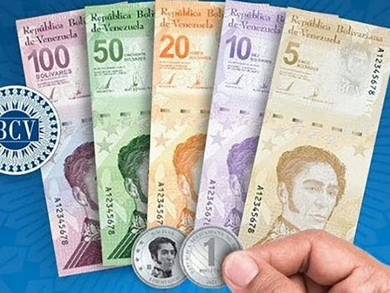 Różne nominały bolivarów, waluty Wenezueli, w tym banknoty 100, 50, 20, 10 i 5, oraz monety.