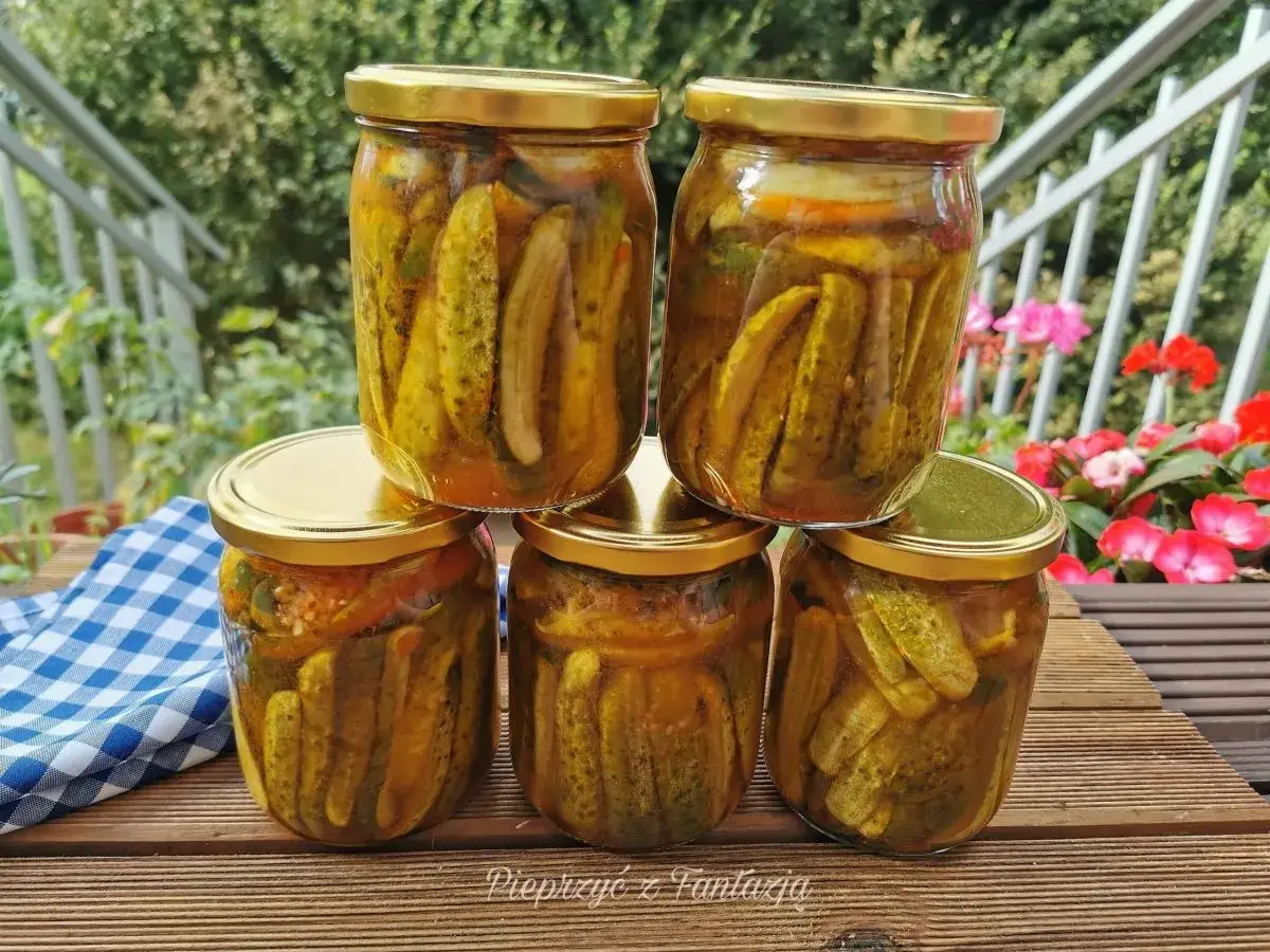 Słoiki z og&oacute;rkami chili, gotowe na zimę. Pyszne i pikantne przetwory.