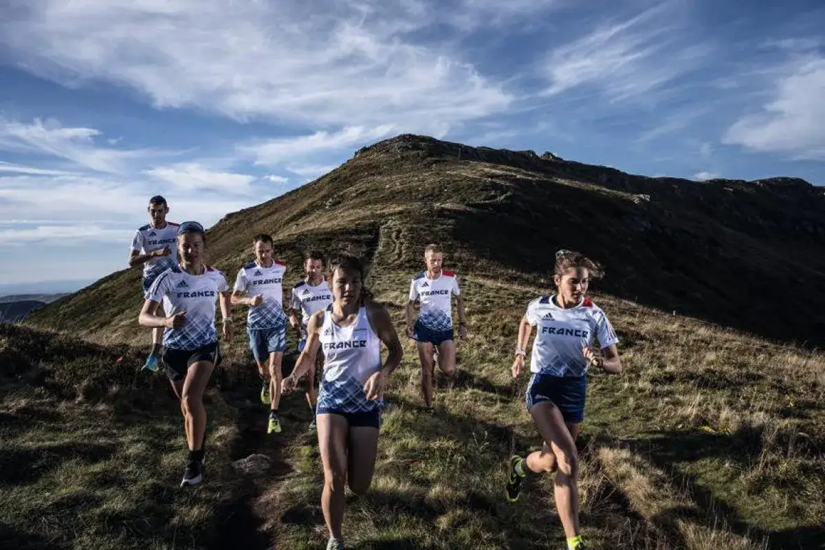 Une &eacute;quipe de France court en trail sur une montagne.