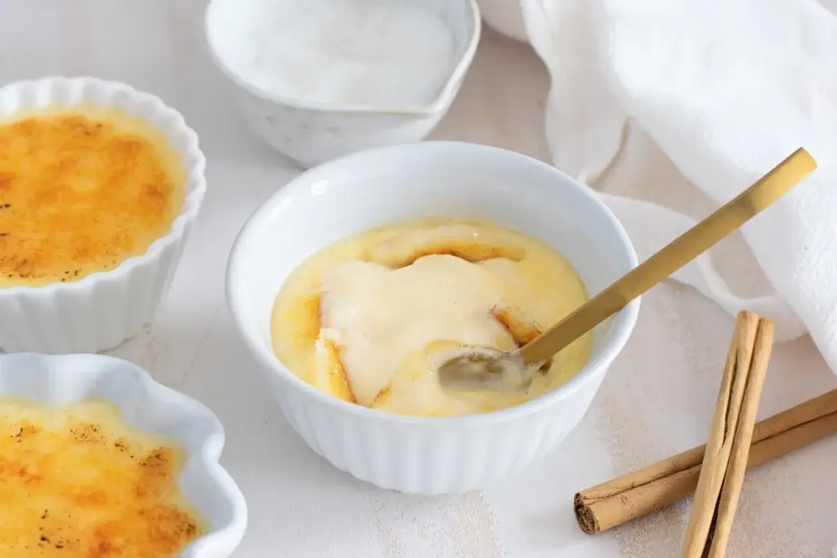 Deliciosa crema catalana recién hecha, con su capa crujiente de caramelo y trozos de fruta.