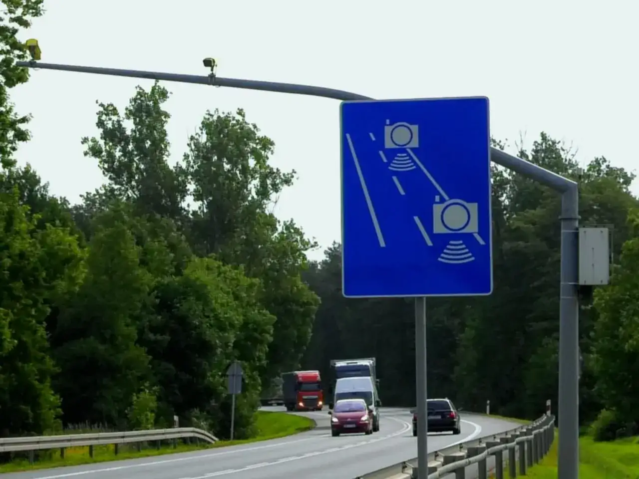 Znak informuje o odcinkowym pomiarze prędkości. Uważaj, z jakiej odległości łapie fotoradar, bo może być ich kilka.