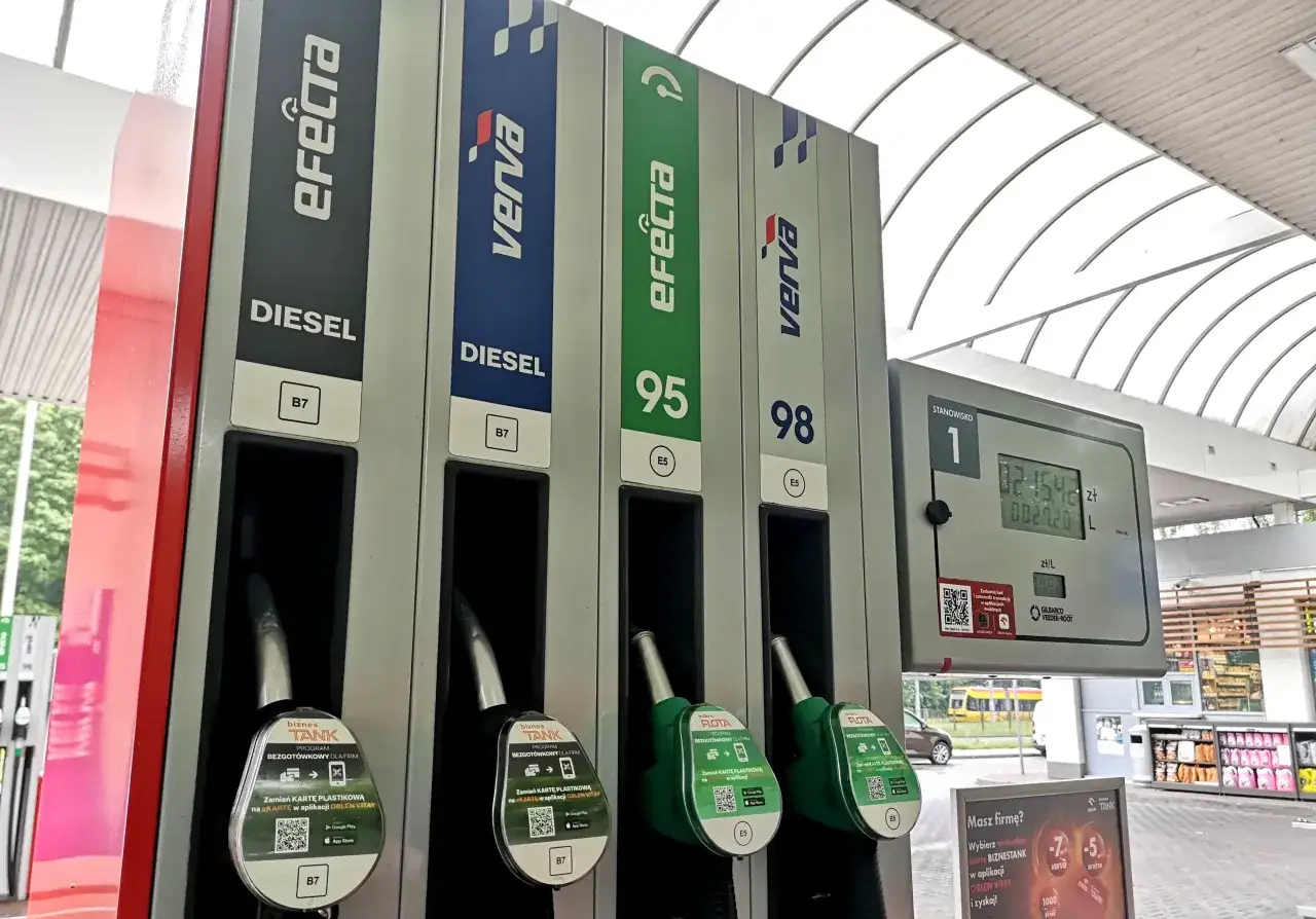 Stacja paliw z dystrybutorami efecta diesel, Vervy 95 i 98. Obok wyświetlacz z ceną i ilością paliwa.