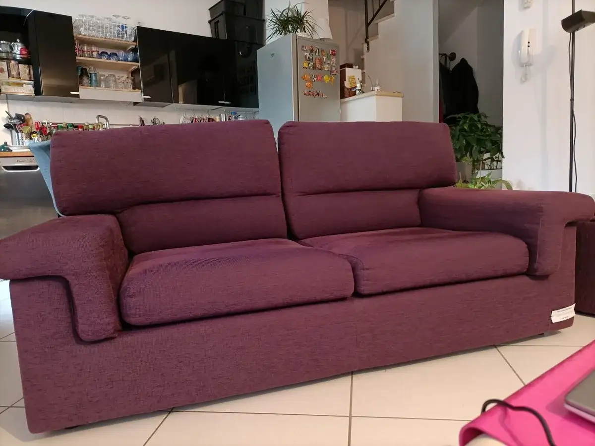 Divano sfoderabile viola pronto per essere lavato. Perfetto per pulire poltrone e sof&agrave;.