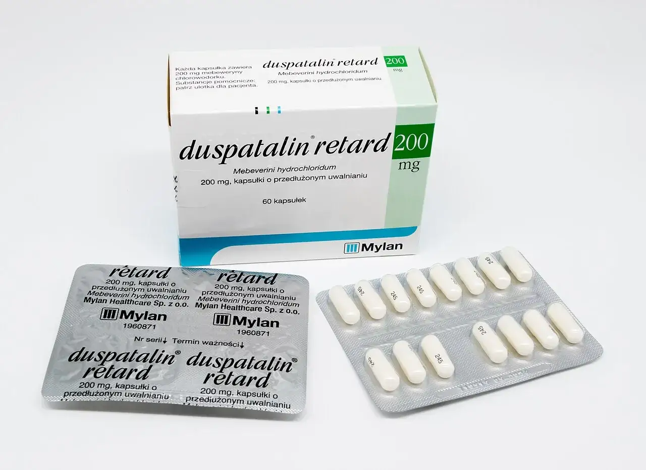 Opakowanie i blistry leku Duspatalin retard 200 mg, kapsułki o przedłużonym uwalnianiu.