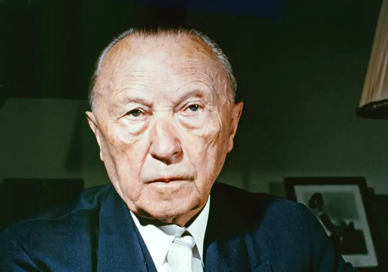 Porträt eines älteren Mannes im Anzug. Er war von 1949 bis 1963 Bundeskanzler der Bundesrepublik Deutschland.