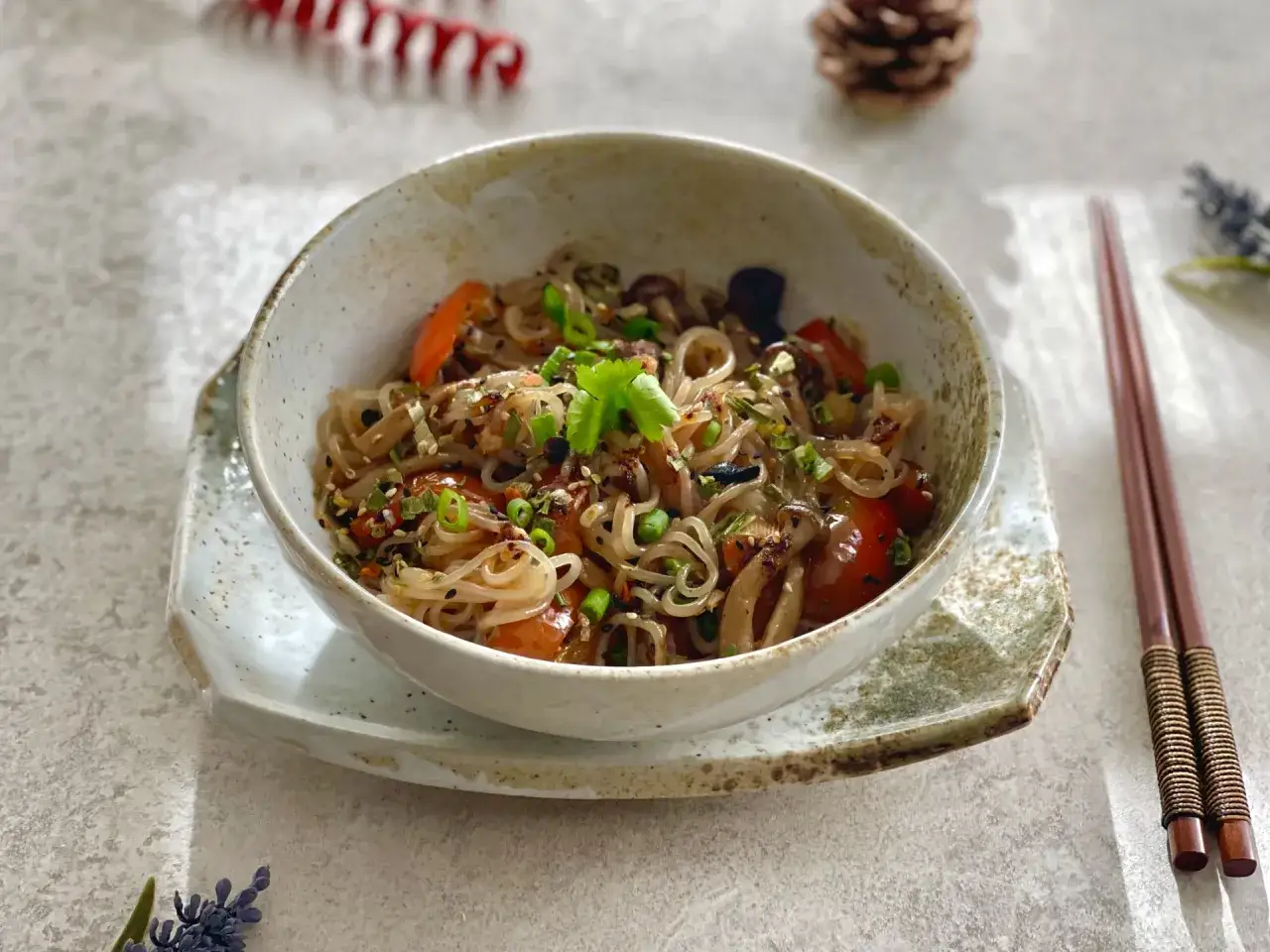 Wok asiático con fideos konjac y verduras