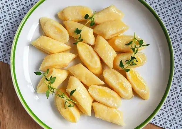różne rodzaje twarogu i dania z twarogiem