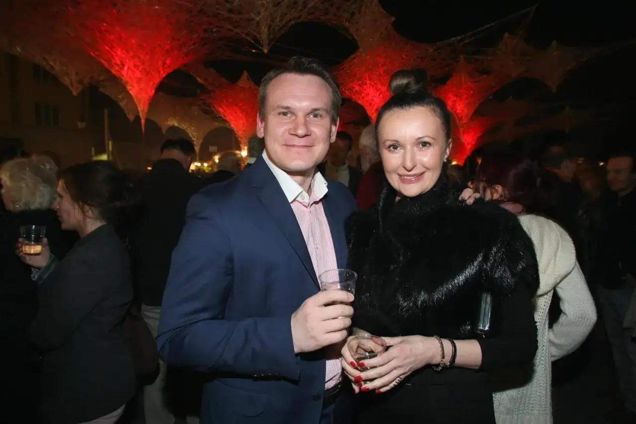 Para z drinkami pod czerwonymi, świetlnymi instalacjami. Czy Tarczyński jest żonaty?