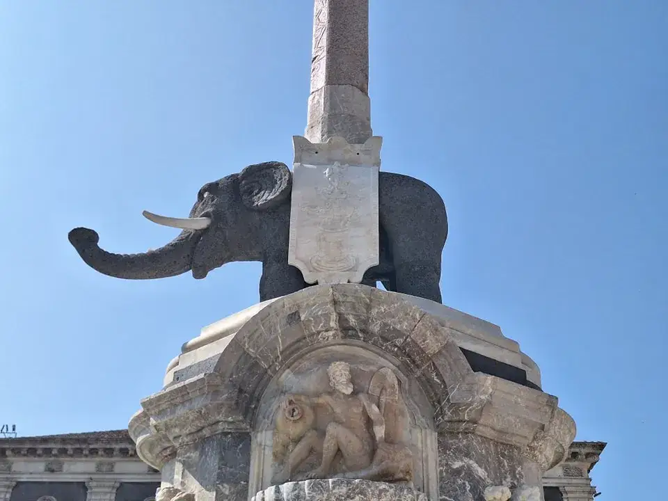 Piazza Duomo Katania, Fontanna Słonia