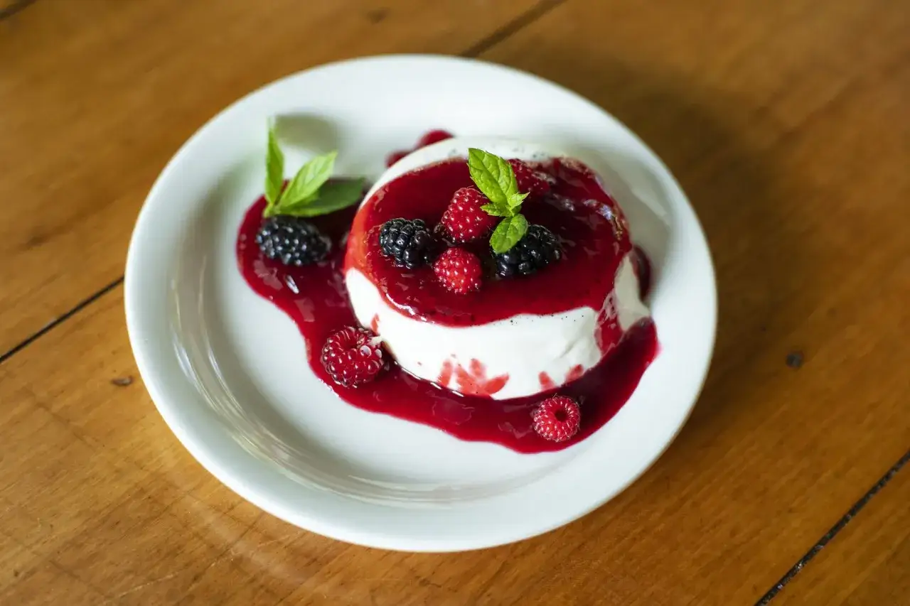 D&eacute;licieuse panna cotta avec coulis de fruits rouges et baies fra&icirc;ches. Un dessert gourmand, mais attention aux panna cotta calories !