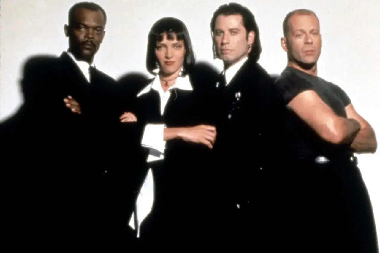 Pulp Fiction obsada: Samuel L. Jackson, Uma Thurman, John Travolta i Bruce Willis pozują do zdjęcia.