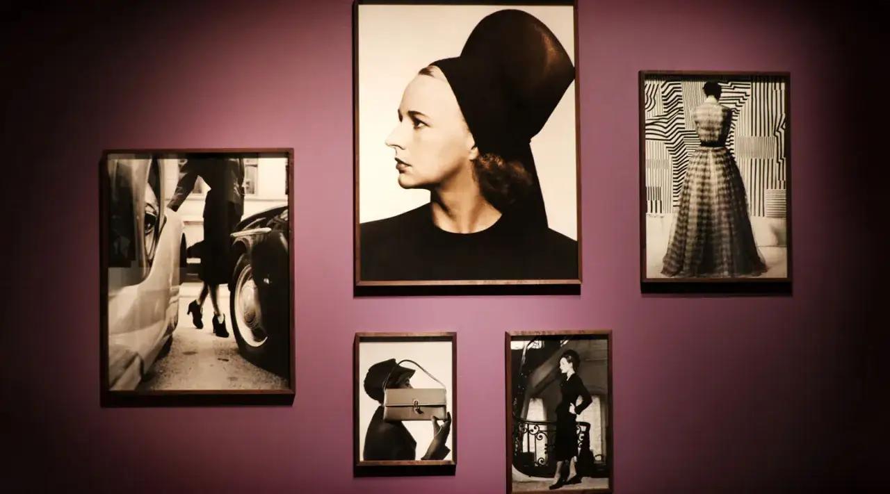 Elisabeth Tolls modefotografier visar eleganta kvinnor vid bilar, med hatt och handv&auml;ska, samt en kvinna i en m&ouml;nstrad kl&auml;nning.