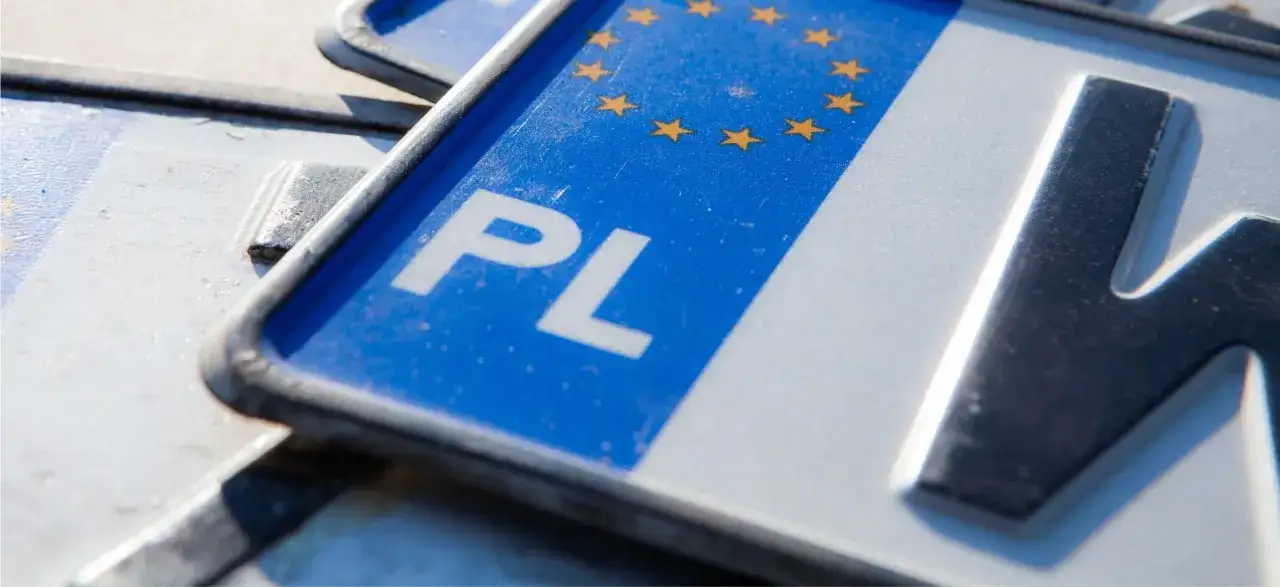 Zbliżenie na polskie tablice rejestracyjne, symbol 
