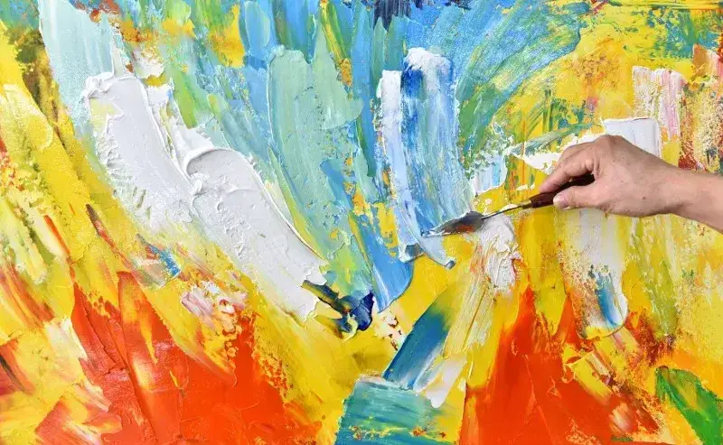 Abstrakte Acrylmalerei Materialien für Anfänger auf einem Holztisch angeordnet