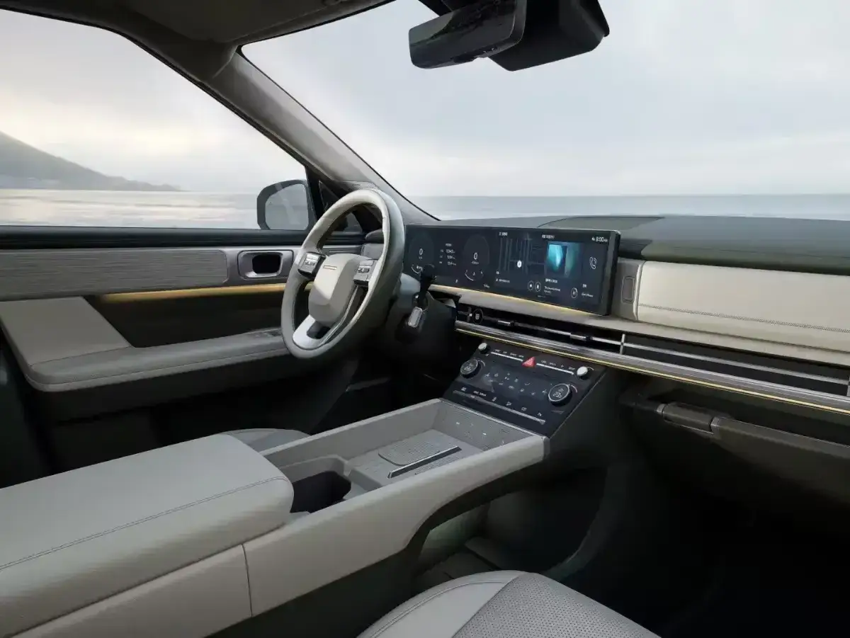 Nowoczesne wnętrze nowego Hyundai Santa Fe. Sprawdź aktualną hyundai santa fe cena i wyposażenie.