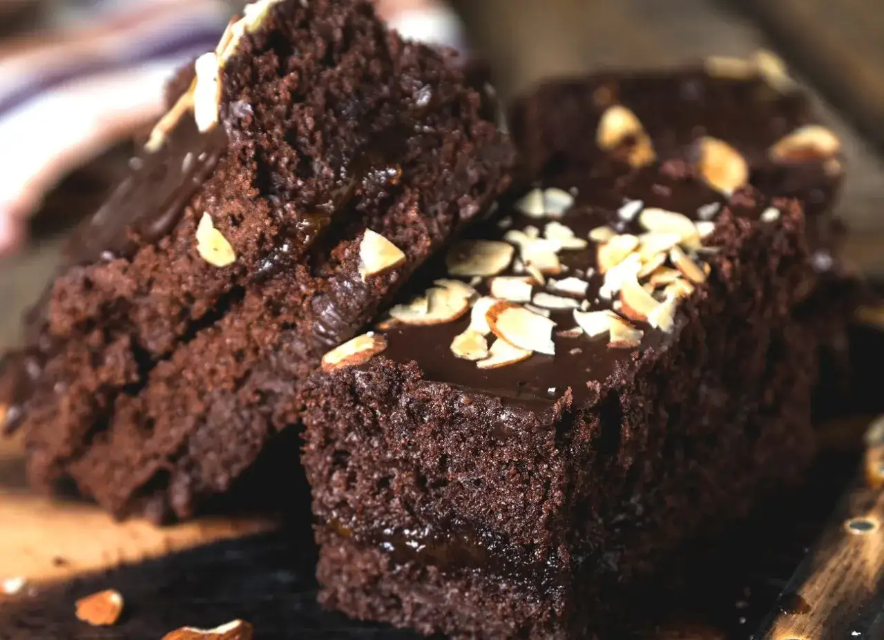 Pyszne, wilgotne klasyczne brownie przepis. Czekoladowe ciasto z polewą i płatkami migdałów.
