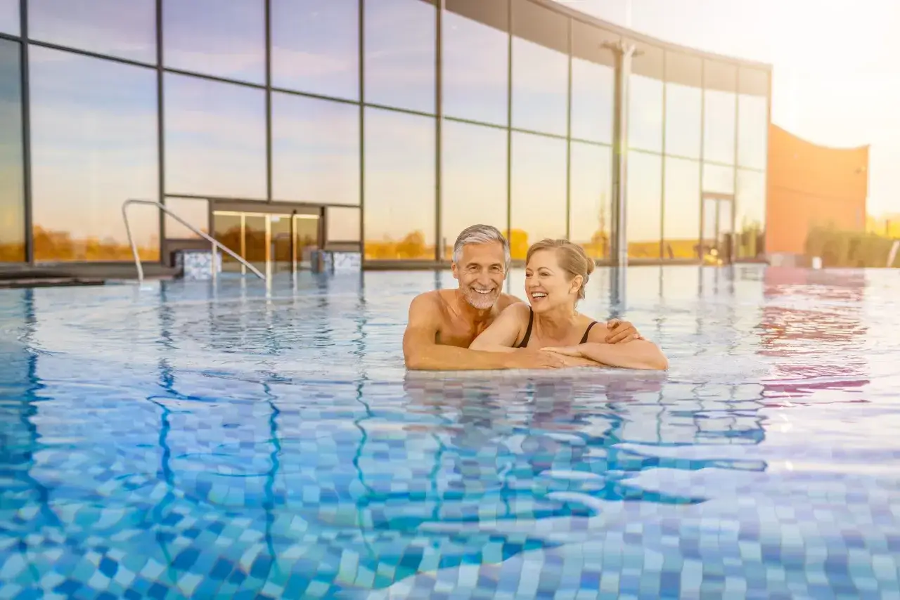 Gl&uuml;ckliches Paar genie&szlig;t die W&auml;rme im Pool der Havel Therme.