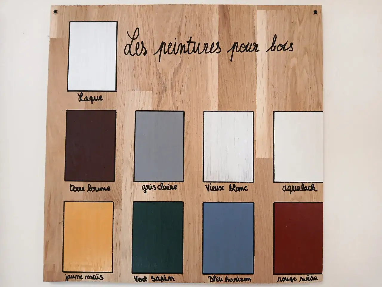 Nuancier peinture su&eacute;doise : &eacute;chantillons de couleurs pour bois, du blanc laqu&eacute; au rouge su&egrave;de, en passant par le terre brune et le bleu horizon.