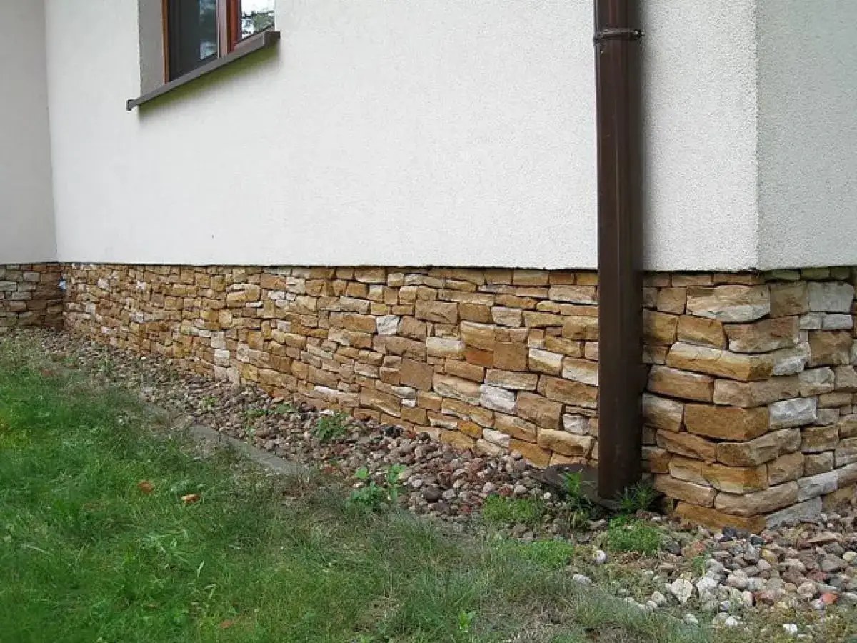 Kamienna okładzina to świetny sposób, czym wykończyć fundament domu. Naturalny kamień nadaje budynkowi elegancki i trwały wygląd.