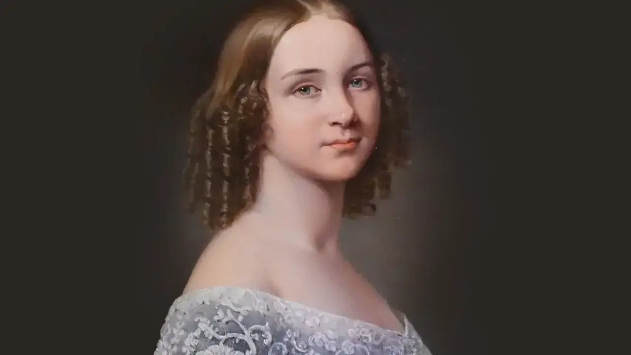 Porträtt av en ung kvinna med lockigt hår och blå ögon, klädd i en spetsklänning. Kanske en ung Jenny Lind barn?