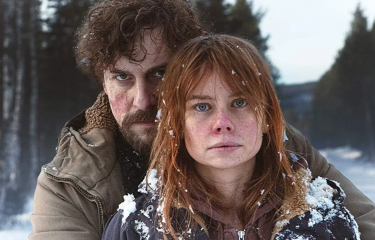 I förgrunden, ett par med snö i håret. Bakom dem, en skog. Jag for ner till Bror serie.