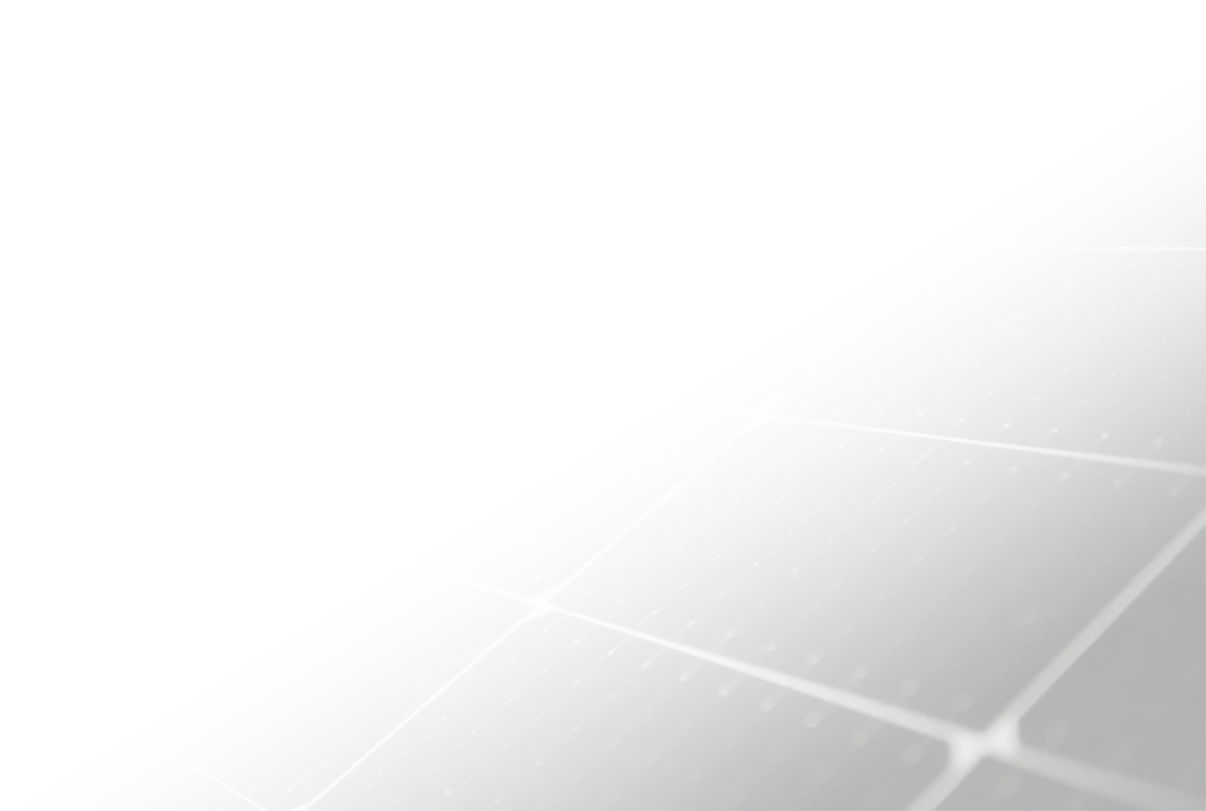 Gros plan sur des panneaux photovoltaïques, soulignant l'importance de la défense consommateur pour ces installations.