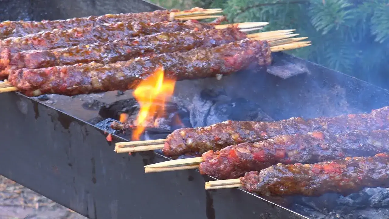 Prawdziwy turecki döner kebab rożen i Adana kebab na szpadzie