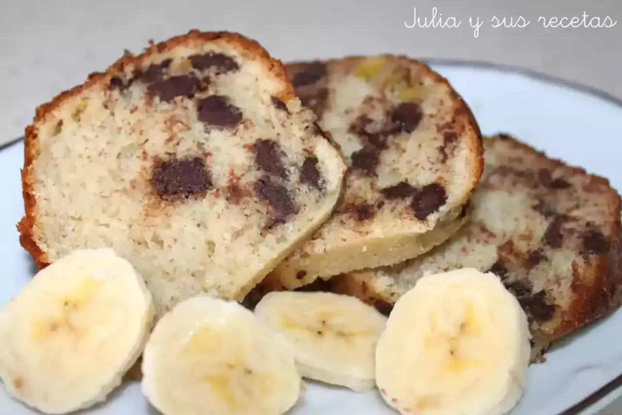 Rebanadas de bizcocho de plátano con chispas de chocolate y rodajas de plátano fresco.