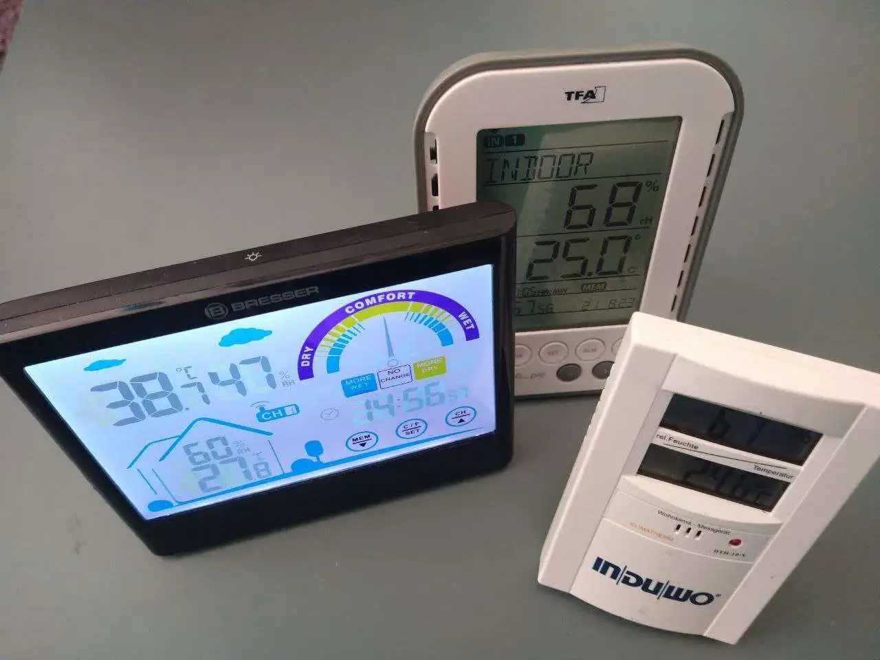 Drei digitale Wetterstationen zeigen Temperatur und Luftfeuchtigkeit an, um das Raumklima verbessern zu k&ouml;nnen.