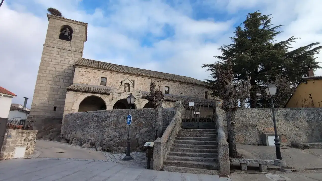 Iglesia con campanario y nido de cigüeña en Lozoyuela. Un lugar con encanto que ver.