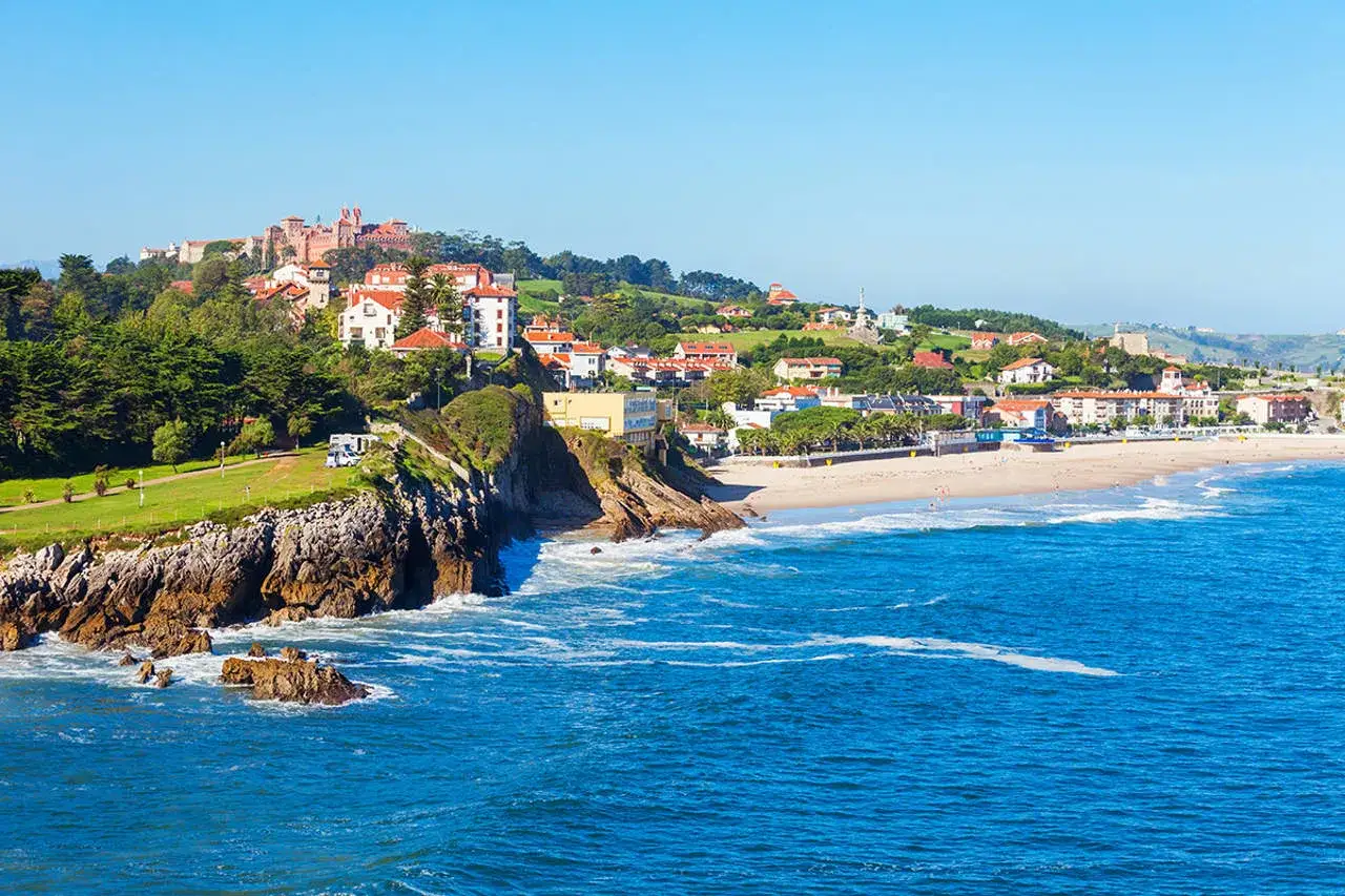 Un pintoresco pueblo costero, como sacado de una película, donde los primos se reúnen para disfrutar de la playa y el mar azul.