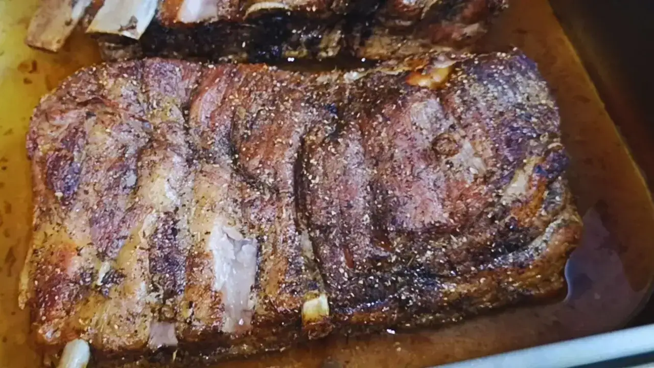 Pyszne żeberka pieczone w piekarniku z termoobiegiem, przyprawione i rumiane.